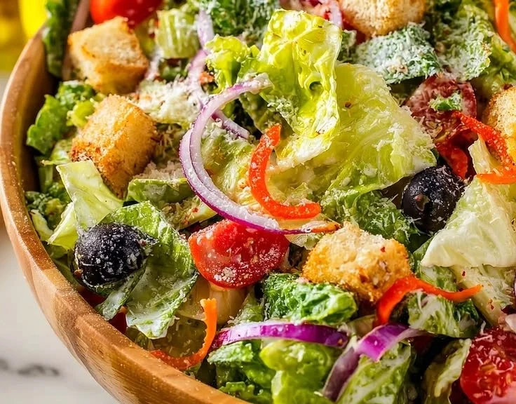 Crispy Olive Garden Salad featuring fresh greens and vibrant toppings