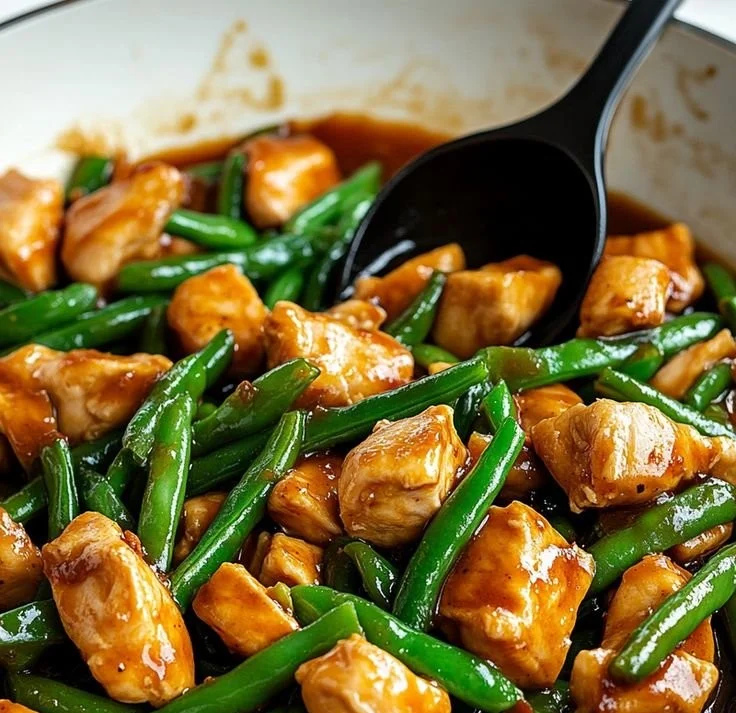 Quick chicken breast and green beans dish ready to serve