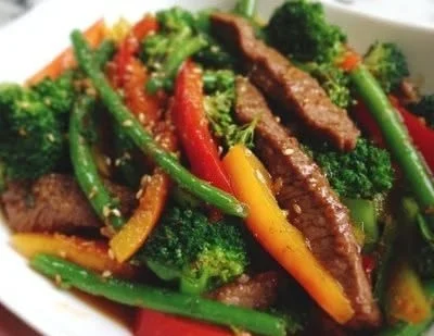 Delicious beef stir fry with fresh vegetables in a colorful dish