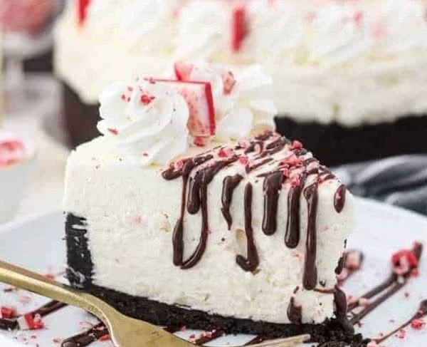 No-bake white chocolate cheesecake with an Oreo crust on a decorative plate
